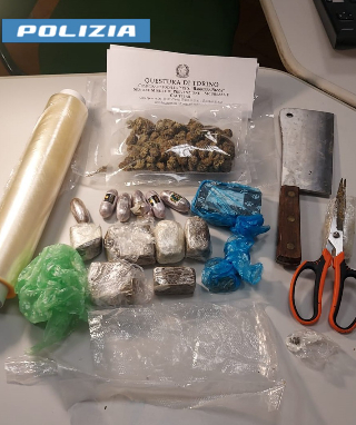 Nascondeva in casa quasi mezzo chilo di droga, arrestato un trentaseienne